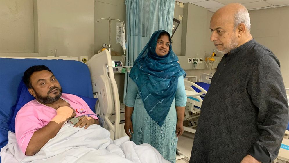 রেলওয়ে স্টেশন ম্যানেজারকে দেখতে হাসপাতালে রেলমন্ত্রী