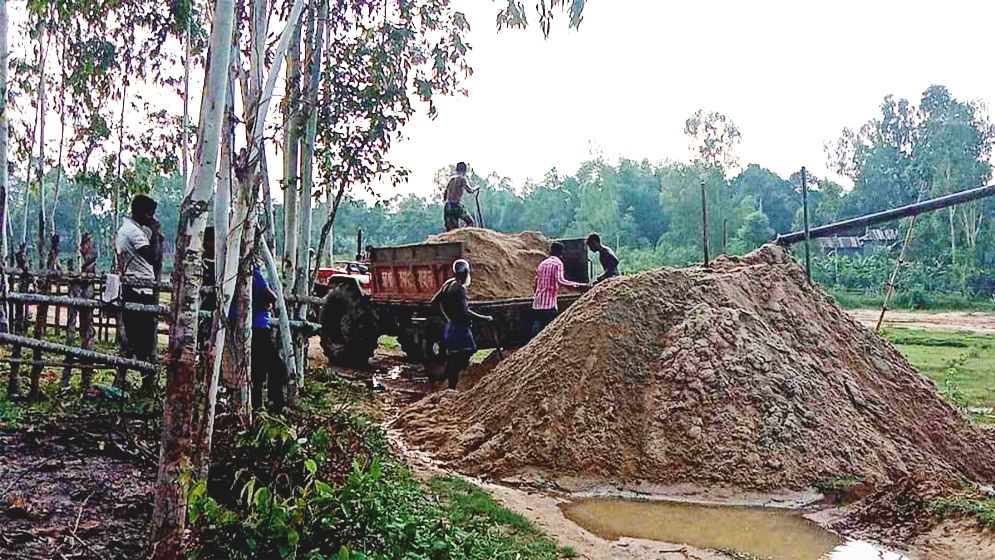 সোমেশ্বরী নদী থেকে বালু লুটপাটের মহোৎসব, প্রশাসন নীরব