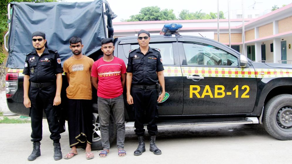 রায়গঞ্জে নেশাজাতীয় ইনজেকশনসহ ২ মাদক ব্যবসায়ী গ্রেপ্তার