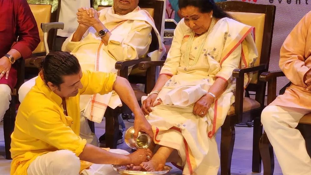 আশার পায়ে চুমুর পর গোলাপ জল দিয়ে ধুয়ে দিলেন সনু নিগম