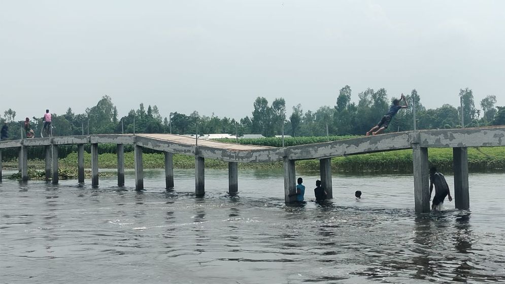 সুন্দরগঞ্জে সেতুর কাজ শেষ না হতেই দেবে গেছে ৪ পিলার