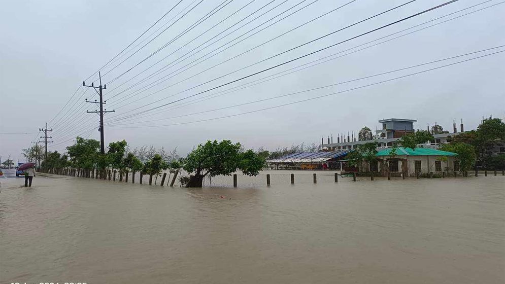 টেকনাফে প্রবল বৃষ্টি, পানিবন্দি অর্ধলাখ