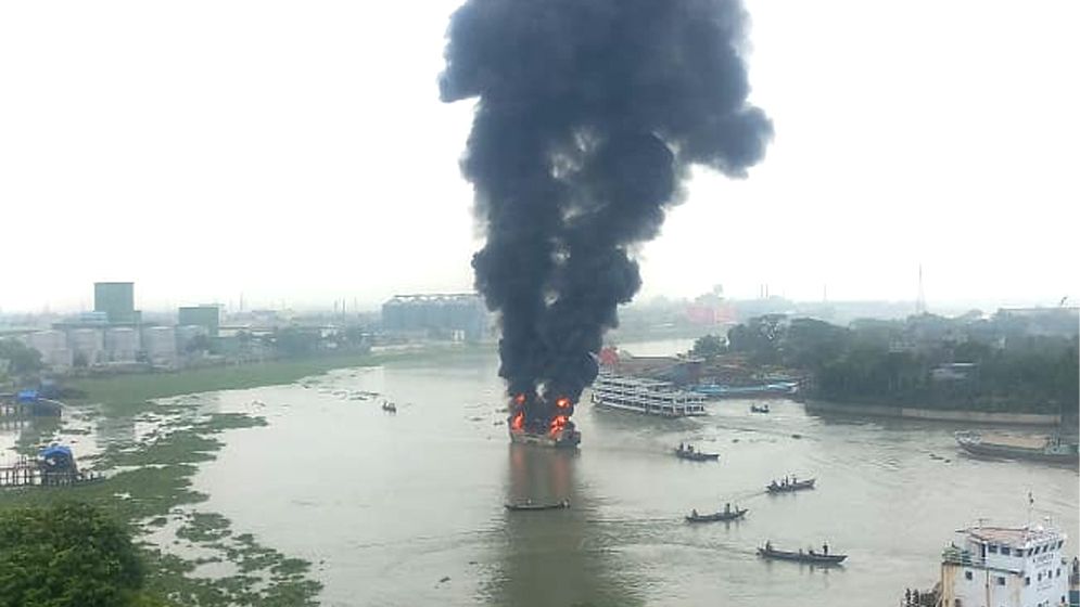 ফতুল্লায় তেলবাহী ট্রলারে আগুন