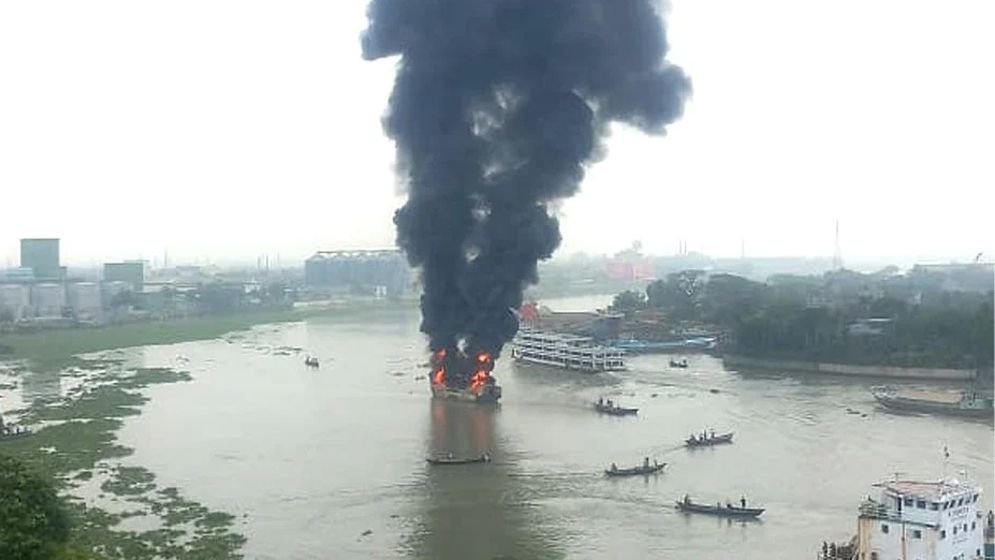 ফতুল্লায় ট্রলারের আগুন নিয়ন্ত্রণে, নিহত ১