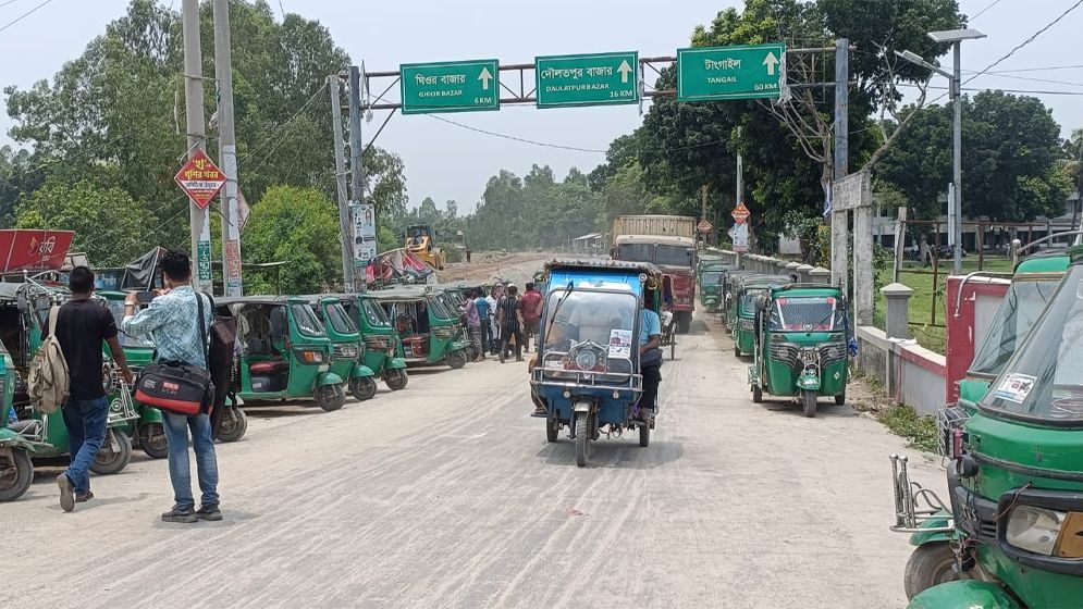 চাঁদাবাজির জাঁতাকলে অটোচালক