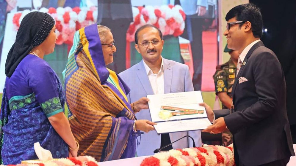 প্রাথমিক শিক্ষা পদক পেলেন মাগুরার ডিসি