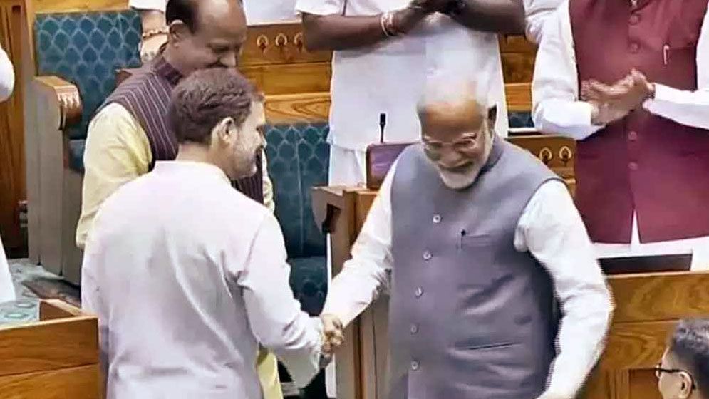 হাসিমুখে করমর্দন করলেন মোদি-রাহুল