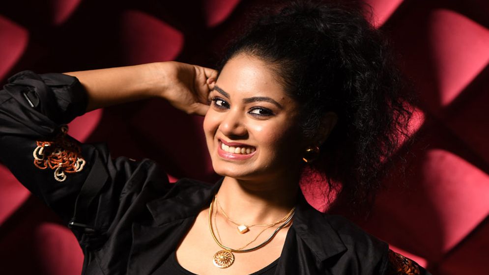 বলিউডে নায়িকা হচ্ছেন গায়িকা অন্বেষা