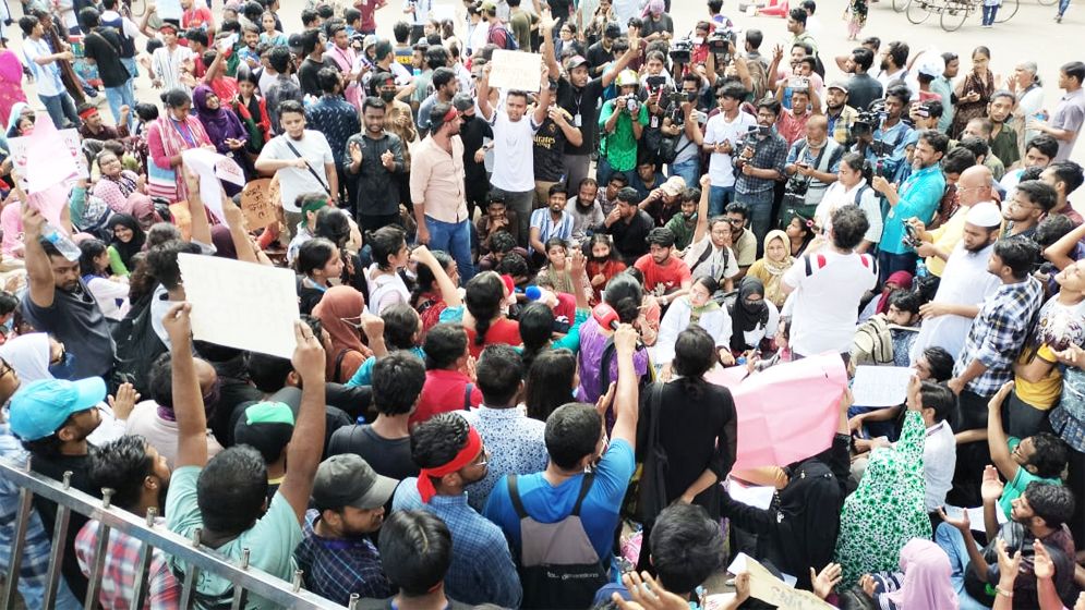 হাইকোর্ট মোড়ে শিক্ষক-শিক্ষার্থীদের 'মার্চ ফর জাস্টিস', পুলিশের হাতে শিক্ষক লাঞ্ছিত