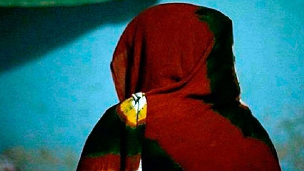বিয়ের দাবিতে আওয়ামী লীগ নেতার বাড়িতে কলেজছাত্রী