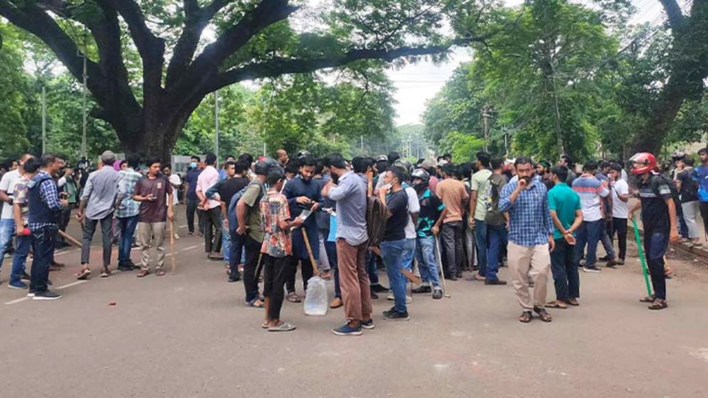 হল ছাড়বেন না আন্দোলনকারী শিক্ষার্থীরা