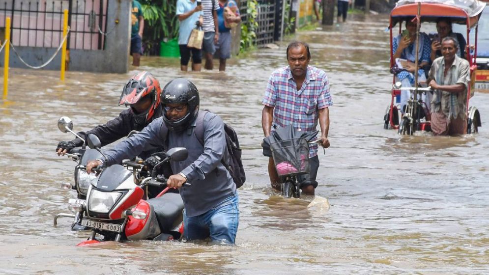আসামে বন্যায় মৃতের সংখ্যা বেড়ে ৫২