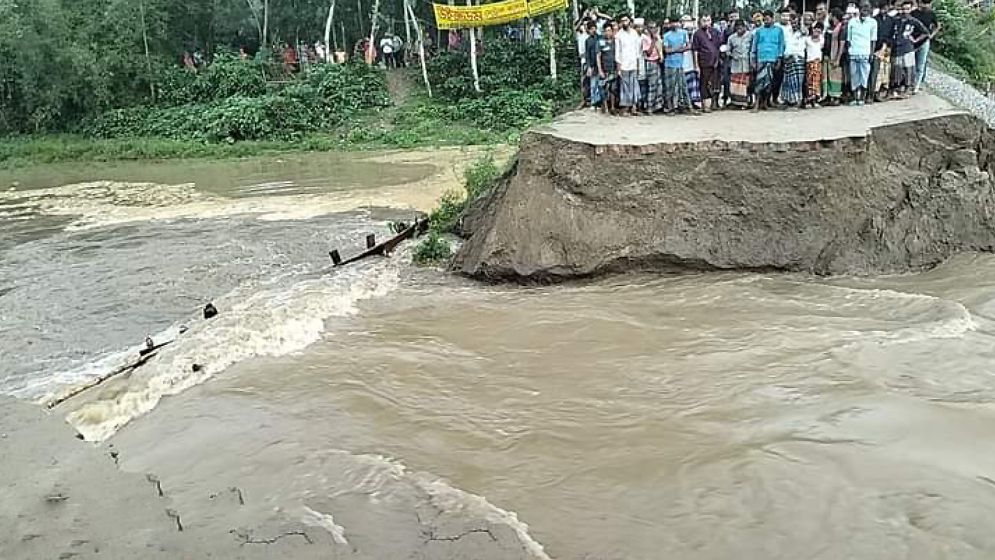 দেওয়ানগঞ্জ-সানন্দবাড়ী সড়ক নদী গর্ভে বিলিন, যান চলাচল বন্ধ