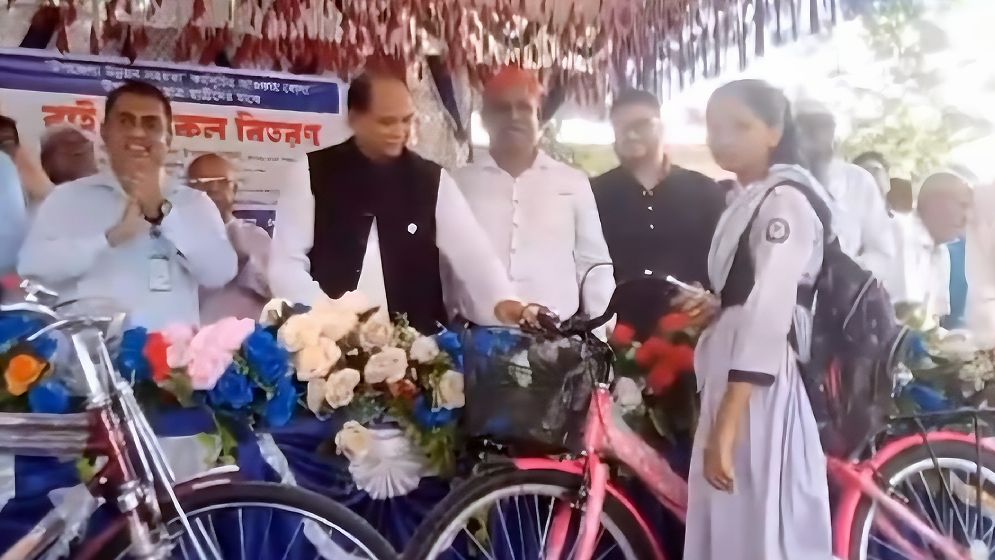 বোদায় শিক্ষার্থীদের মাঝে বাইসাইকেল বিতরণ