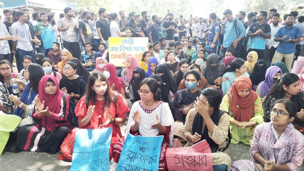 শিক্ষার্থীদের আন্দোলনে উত্তাল হাবিপ্রবি