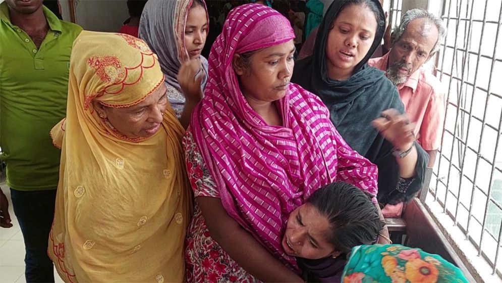 চন্দ্রগঞ্জে যাত্রীবাহী বাসচাপায় দাদা-নাতনি নিহত