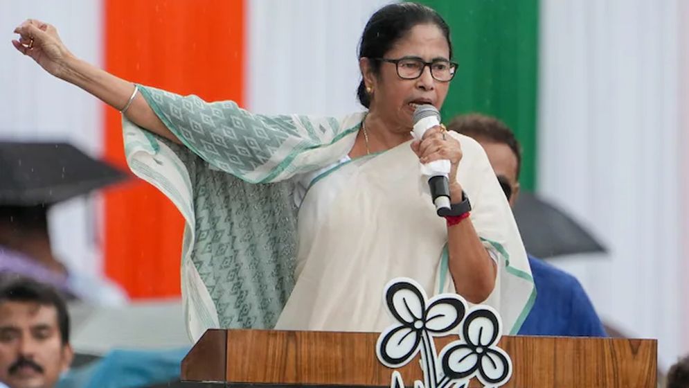 বাংলাদেশ ইস্যু নিয়ে কেন্দ্রীয় সরকারকে পাল্টা জবাব মমতার 