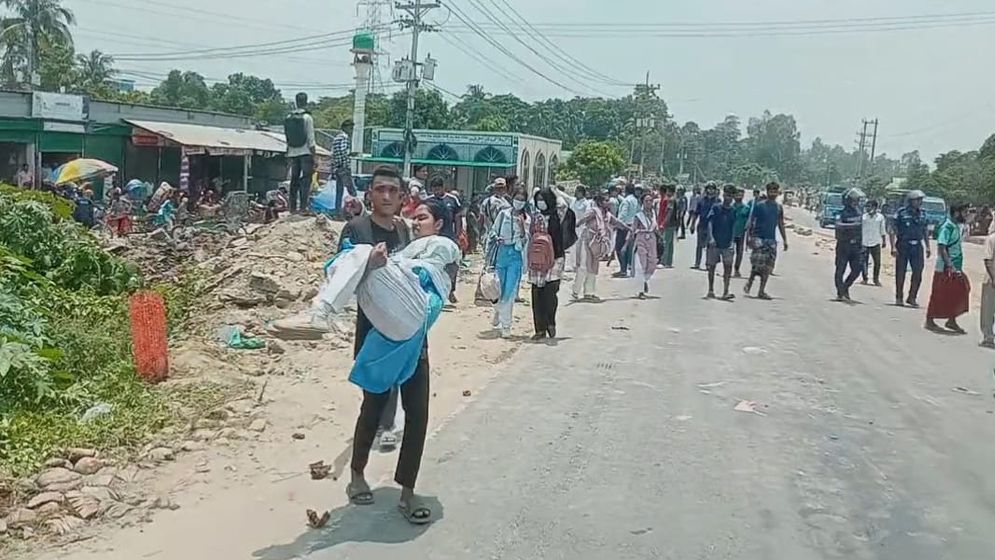 ছাত্রলীগ-যুবলীগের সঙ্গে সংঘর্ষে মানিকগঞ্জে অর্ধশত শিক্ষার্থী আহত