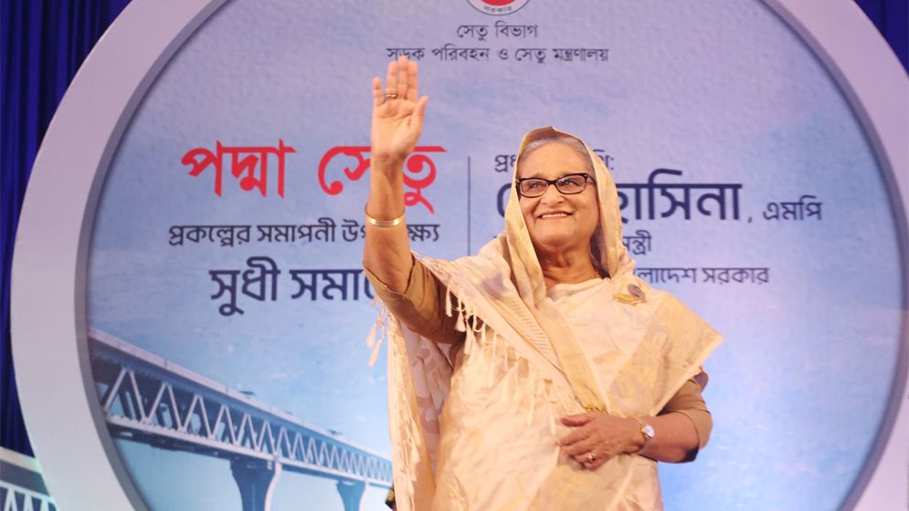 অনেক ঝড় মোকাবিলা করে পদ্মা সেতু নির্মাণ, মাথা নত করে নয়