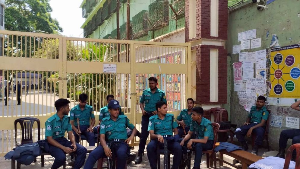 জবির প্রধান ফটকের সামনে পুলিশের অবস্থান, নেই আন্দোলনকারীরা