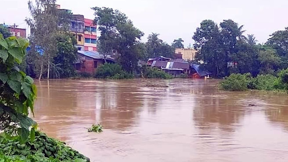 বিপৎসীমার ওপর দিয়ে বইছে মুহুরী নদীর পানি