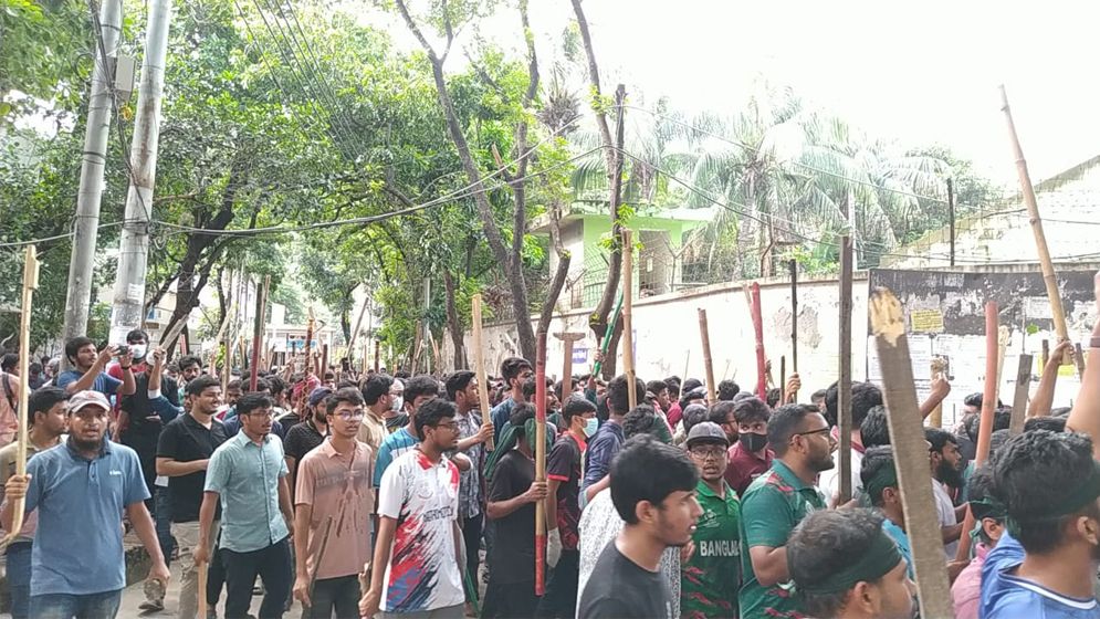 জবিতে লাঠিসোঁটা নিয়ে কোটা আন্দোলনকারীদের অবস্থান