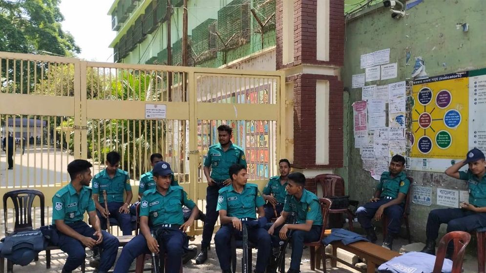জবির প্রধান ফটকের সামনে পুলিশের অবস্থান, নেই আন্দোলনকারীরা