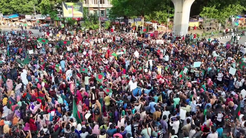 সরকারকে আল্টিমেটাম দিয়ে বাংলা ব্লকেড থেকে সরলো কোটা আন্দোলনকারীরা