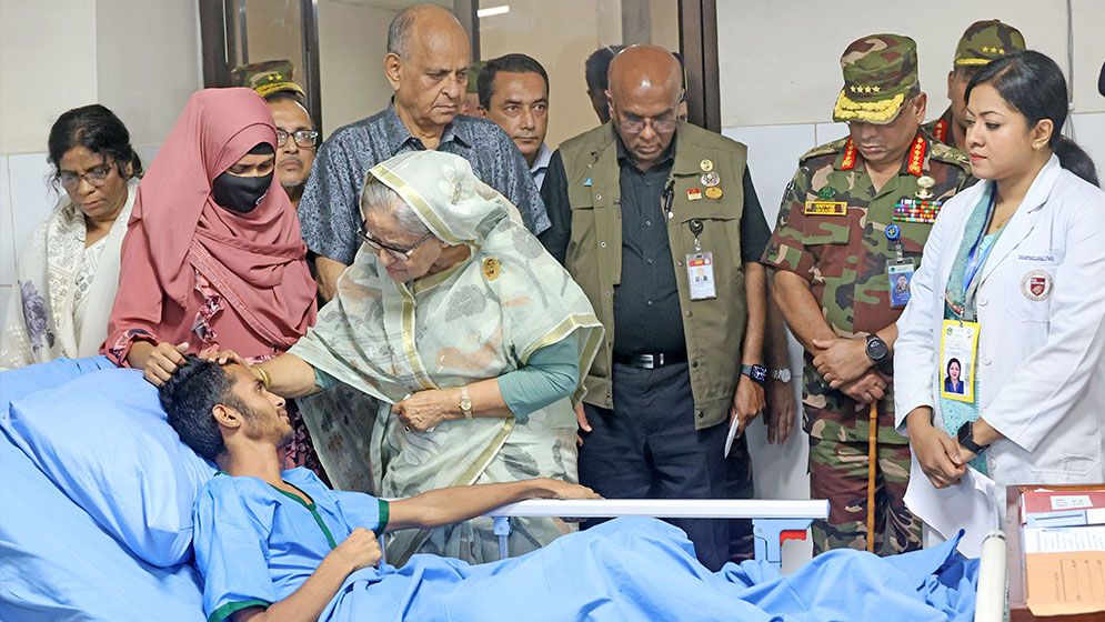 কুর্মিটোলা হাসপাতালে সহিংসতায় আহতদের পাশে প্রধানমন্ত্রী