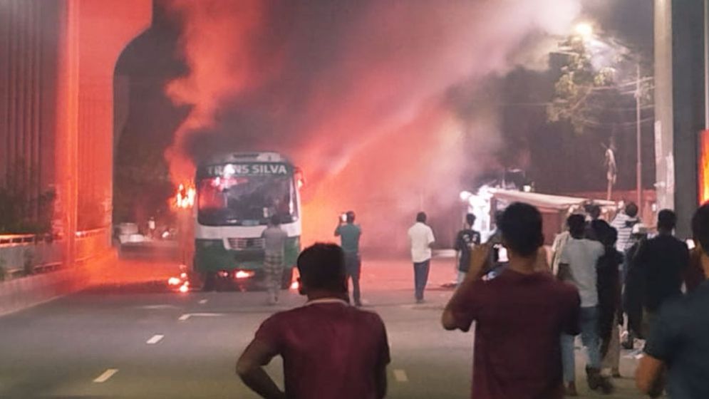 রাজধানীতে দুই বাসে আগুন