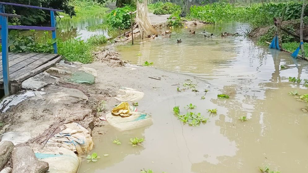 রাস্তা খুঁড়ে উধাও ঠিকাদার, চরম ভোগান্তিতে এলাকাবাসী