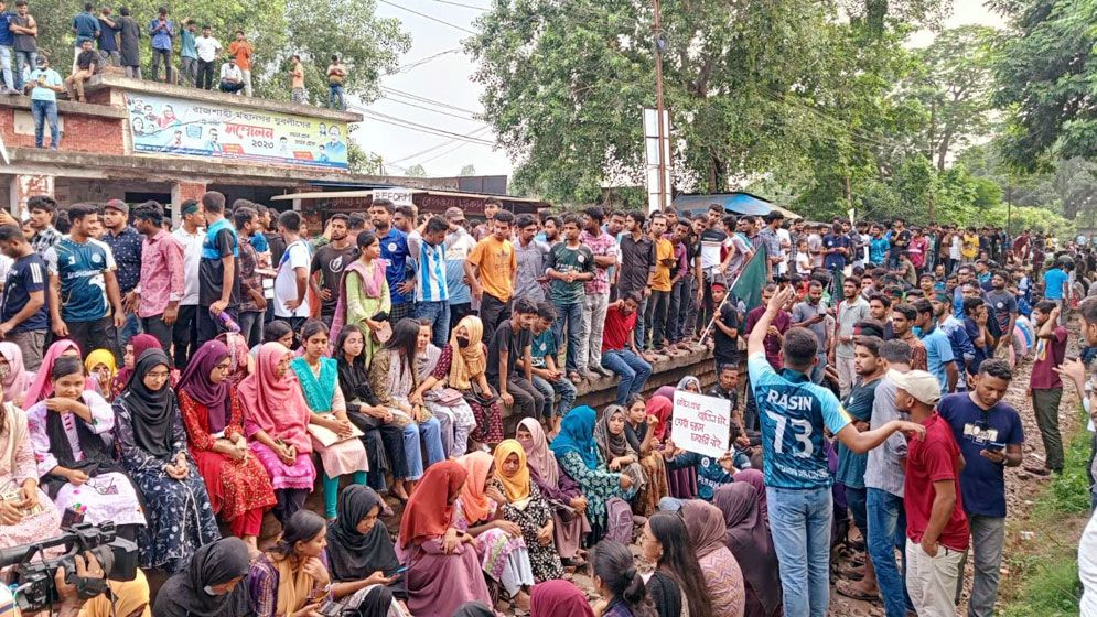 শিক্ষার্থীদের অবরোধ: রাজশাহীর সঙ্গে সারাদেশের রেল যোগাযোগ বন্ধ