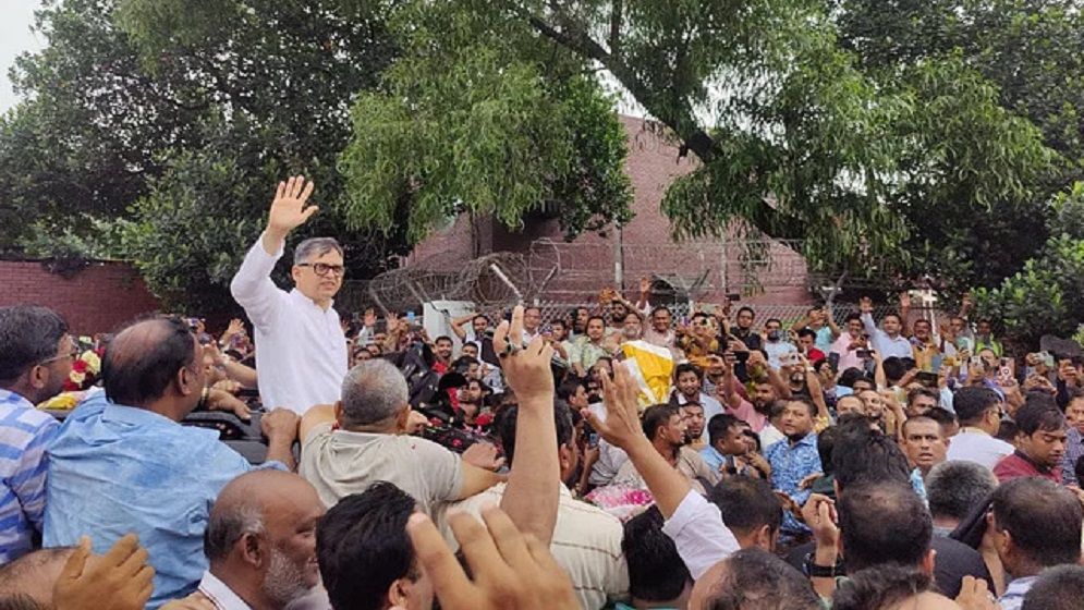 ৯ বছর পর দেশে ফিরলেন সালাহউদ্দিন আহমেদ