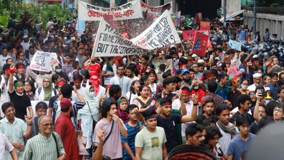 মিরপুরে চার ঘণ্টা অবস্থান শেষে সড়ক ছেড়েছে আন্দোলনকারীরা