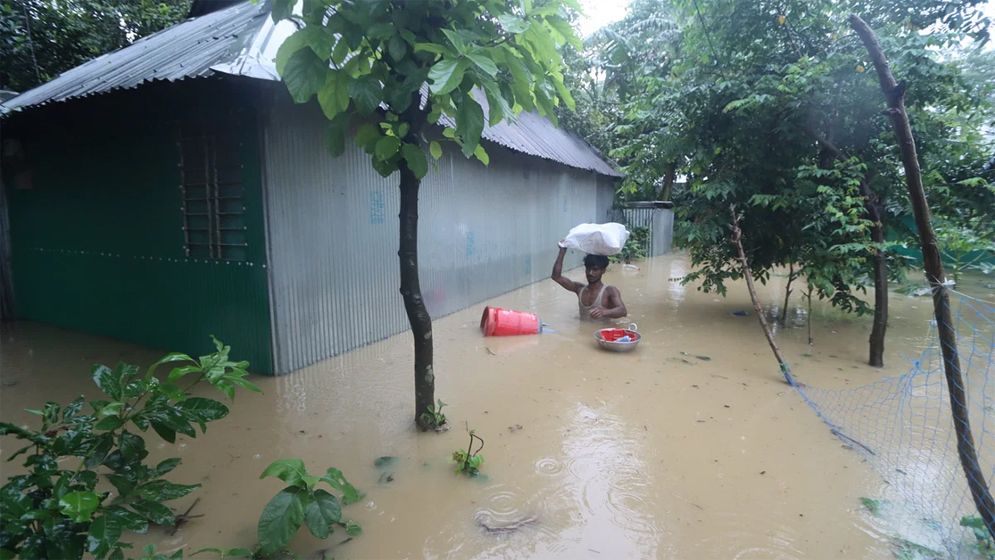 ভেঙেছে গোমতীর বাঁধ, ডুবে যাওয়ার শঙ্কায় কুমিল্লা শহর