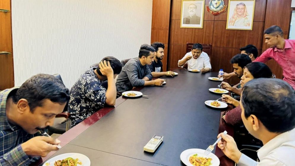 ডিবি অফিসে খাওয়া, যে তথ্য দিলেন ছয় সমন্বয়ক