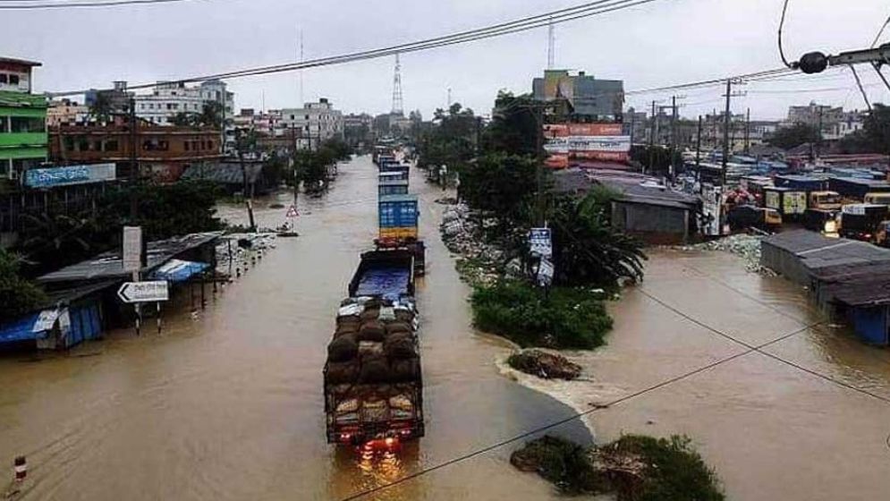 ঢাকা-চট্টগ্রাম মহাসড়ক: কোমর পানিতে দুর্ভোগের ১৬ ঘণ্টা