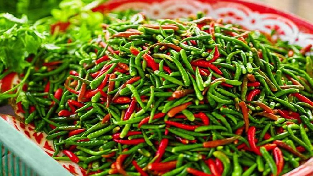 কাঁচা মরিচের কেজি হাজার ছুঁই ছুঁই