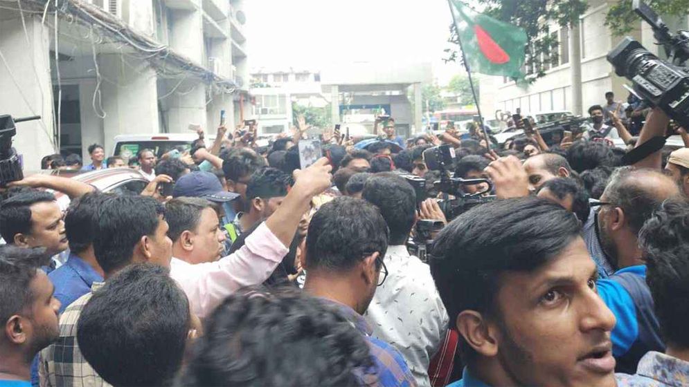 নতুন সিদ্ধান্তের প্রতিবাদে সচিবালয়ে হাজারো শিক্ষার্থী