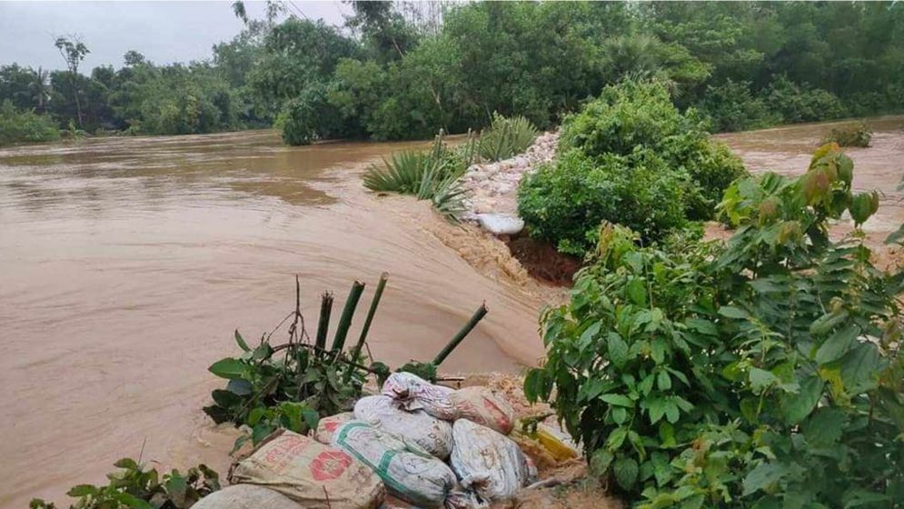 বন্যা পরিস্থিতির অবনতি: হালদার বাঁধ ভেঙে লোকালয়ে ঢুকছে পানি