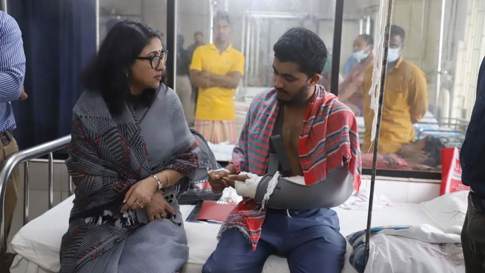 আহত শিক্ষার্থী দেখতে হাসপাতালে জবি উপাচার্য