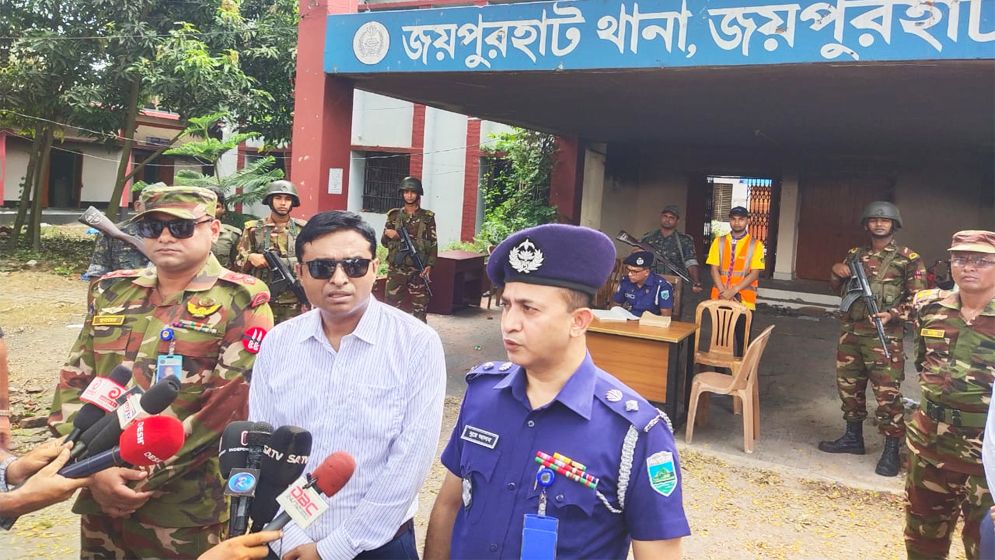 জয়পুরহাটে সব থানায় পুলিশের সেবা কার্যক্রম শুরু