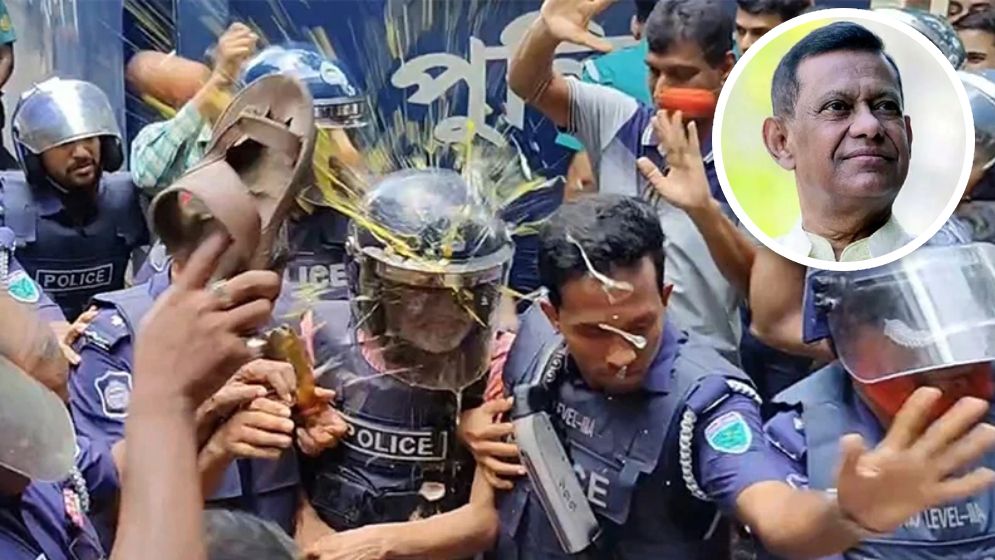 সাবেক বিচারপতি মানিকের ওপর ডিম ও জুতা নিক্ষেপ