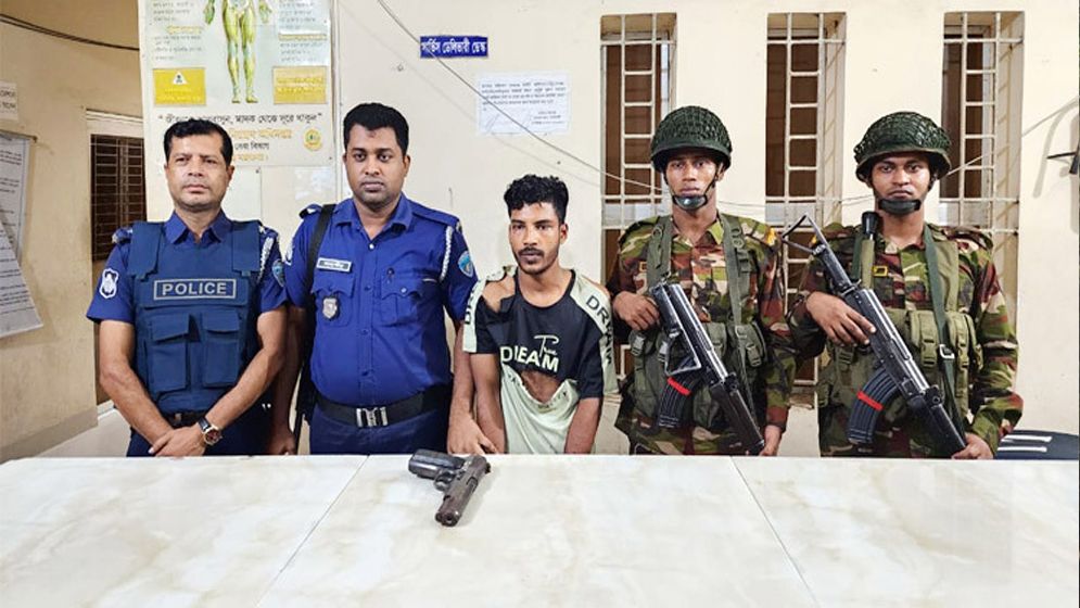 থানার লুট করা পিস্তল বিক্রি করতে গিয়ে যুবক গ্রেপ্তার