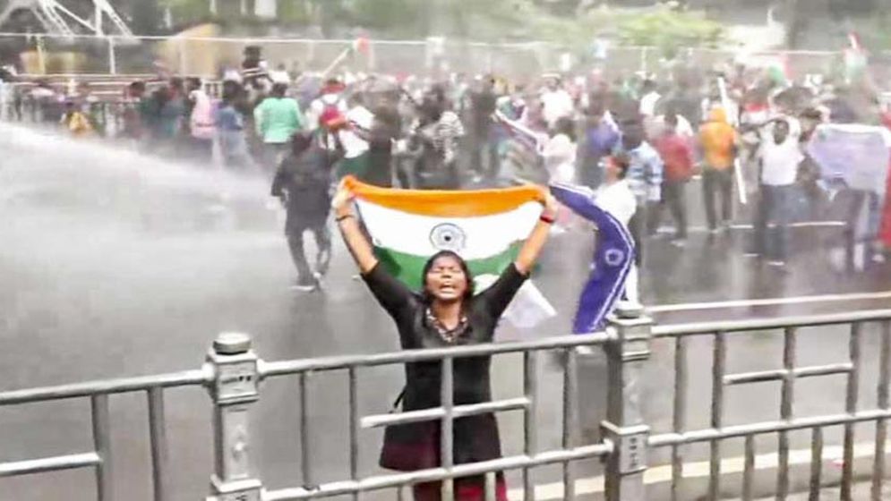 কলকাতায় মমতার পদত্যাগ দাবিতে ব্যাপক সংঘর্ষ