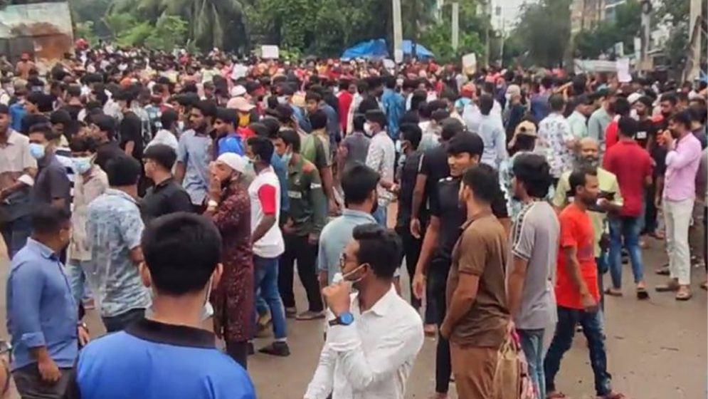 নরসিংদীতে শিক্ষার্থীদের বিক্ষোভ, মহাসড়ক অবরোধ