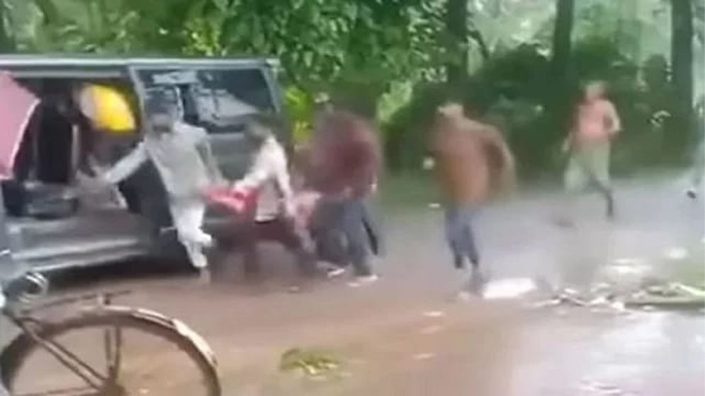 নোয়াখালীর সেই নারীকে তার স্বামীর অপহরণ চেষ্টা