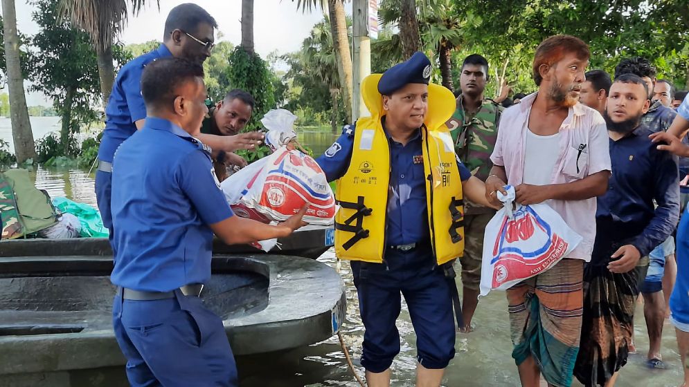 বন্যাদুর্গত এলাকায় ত্রাণ ও উদ্ধার তৎপরতা অব্যাহত রেখেছে পুলিশ
