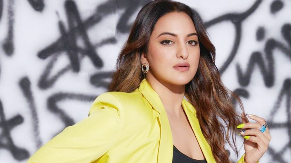 বাড়ি বিক্রির বিজ্ঞাপন দিলেন সোনাক্ষী