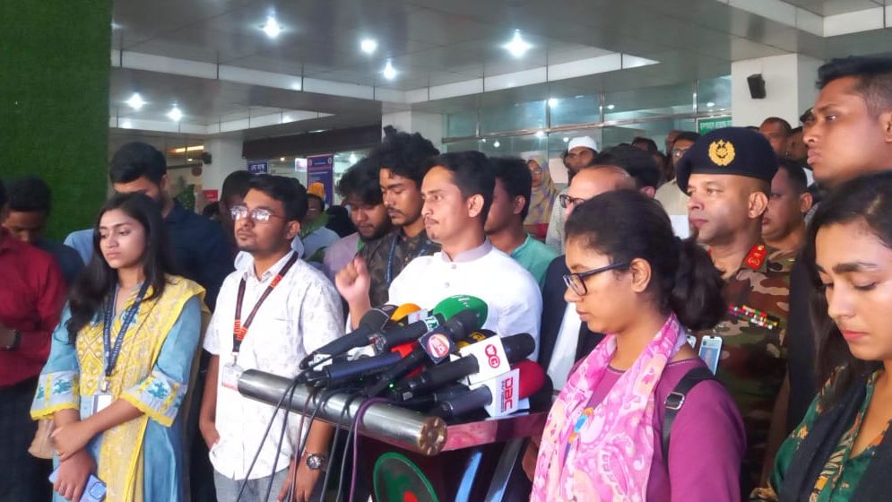 চিকিৎসার নামে লাখ লাখ টাকা আদায় করেছে তা ফেরত দিতে হবে